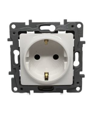 Legrand Niloé 764529 földelt csatlakozóaljzat (dugalj) gyermekvédelemmel 2P+F, fehér színű, keret nélkül, süllyesztett, 16A 250V