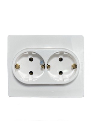 Legrand Niloé 764544 földelt csatlakozóaljzat (dugalj) gyermekvédelemmel 2x2P+F, fehér színű, fehér kerettel , süllyesztett, 16A 250V